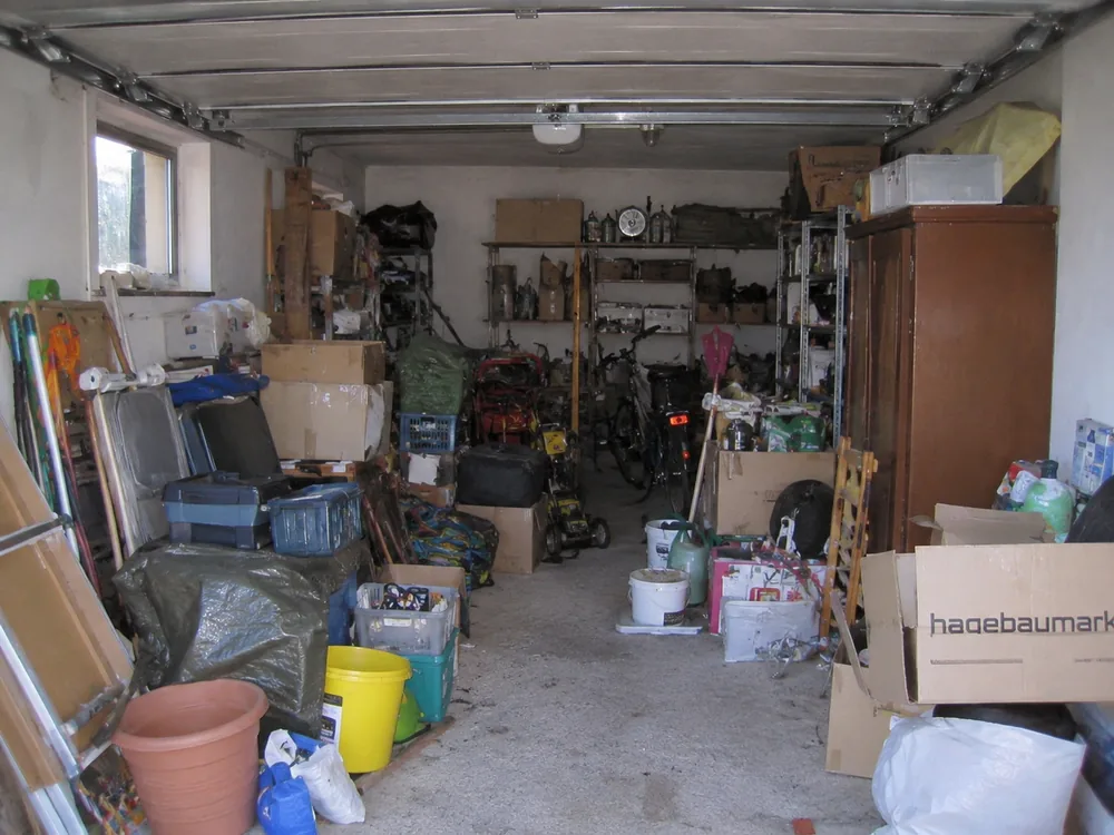 Bis unter die Decke gefüllte Garage in Mannheim vor der Räumung
