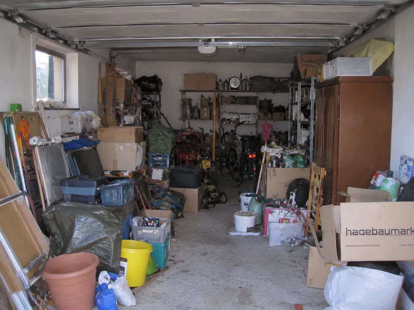 Gemischter Sperrmüll und Hausrat in einer Garage in Mannheim vor der Abholung