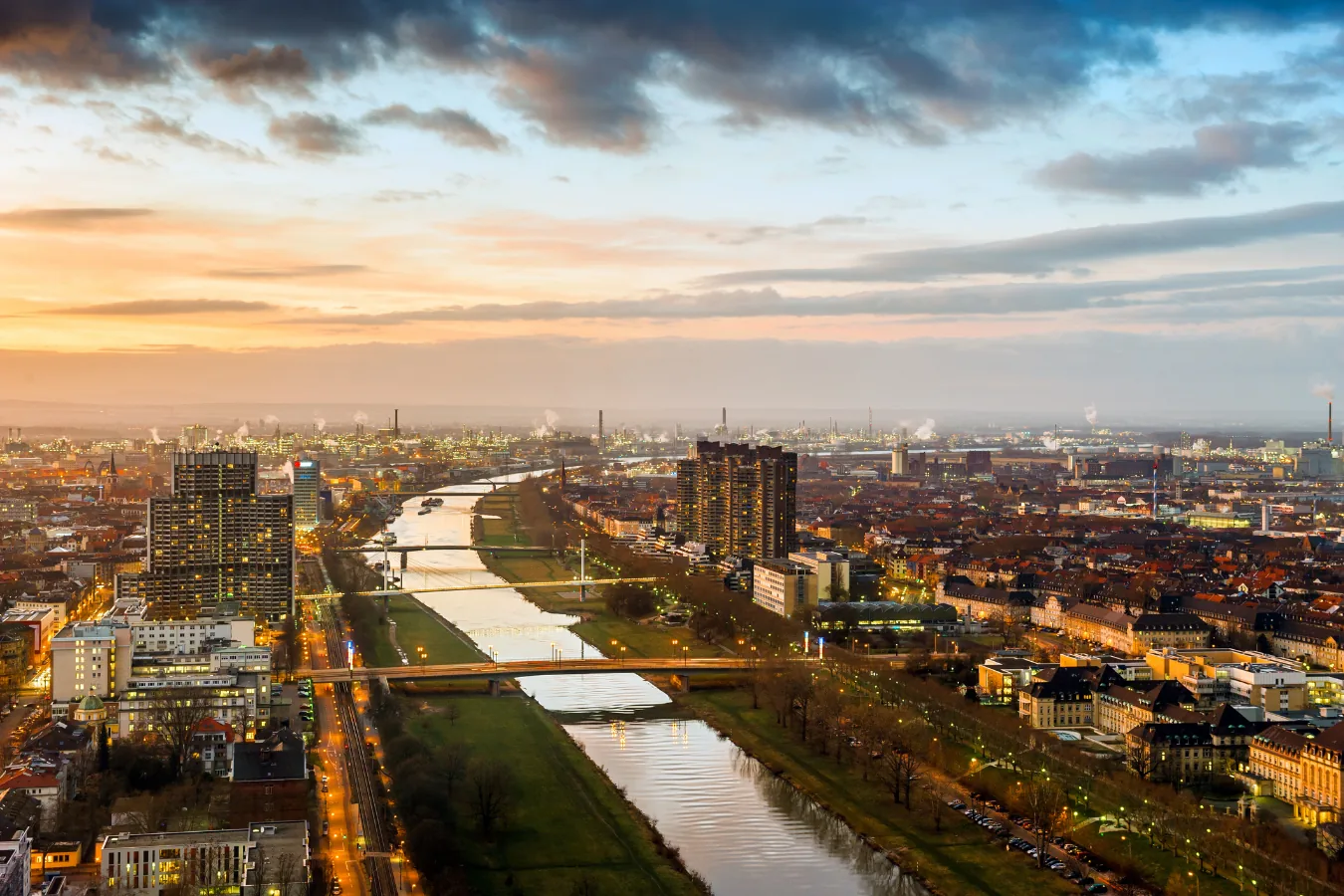 Luftaufnahme von Mannheim mit Neckar und Innenstadt in der Abenddämmerung