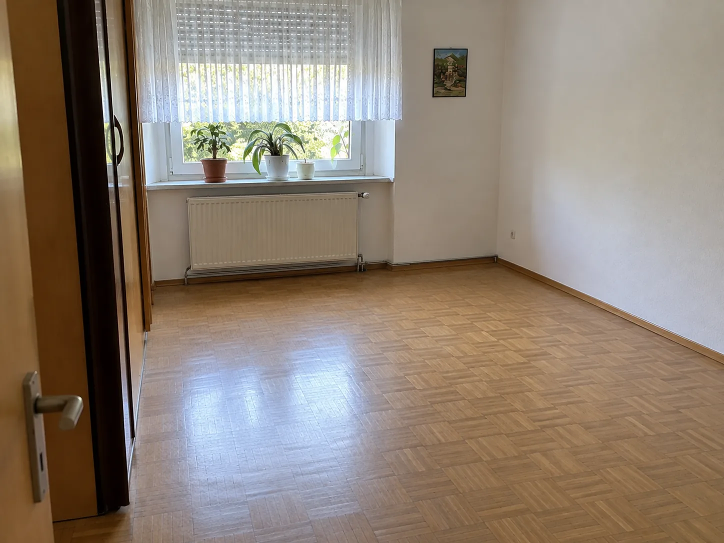 Leer geräumtes, besenreines Zimmer mit Parkettboden nach einer Wohnungsauflösung in Mannheim