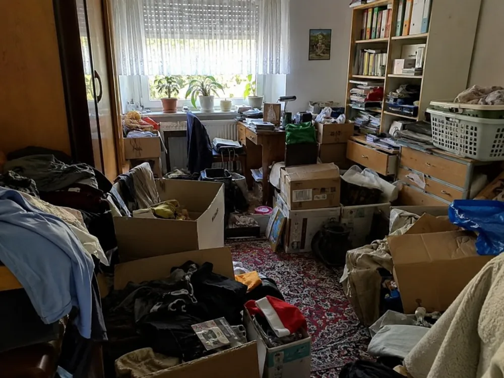 Vollgestelltes Wohnzimmer einer Dreizimmerwohnung in Mannheim vor der Entrümpelung